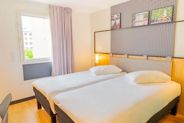 Room 3 of 40