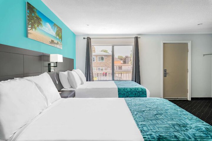 1 Queen Bed (15 of 25)