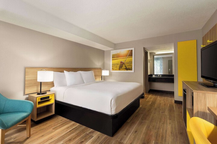 1 King Bed (8 of 13)