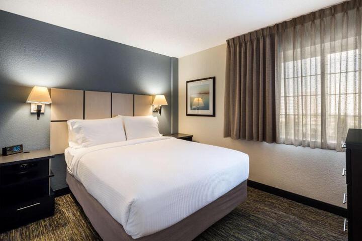 Studio Suite Queen Bed (3 of 10)