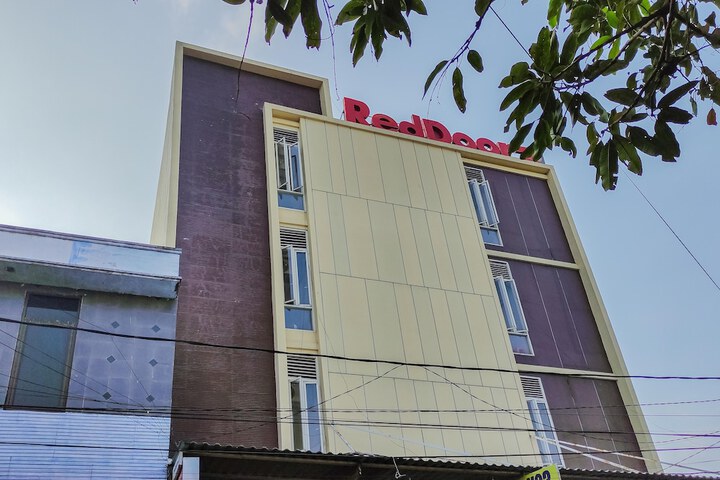 RedDoorz Plus at K23 Rungkut Madya
