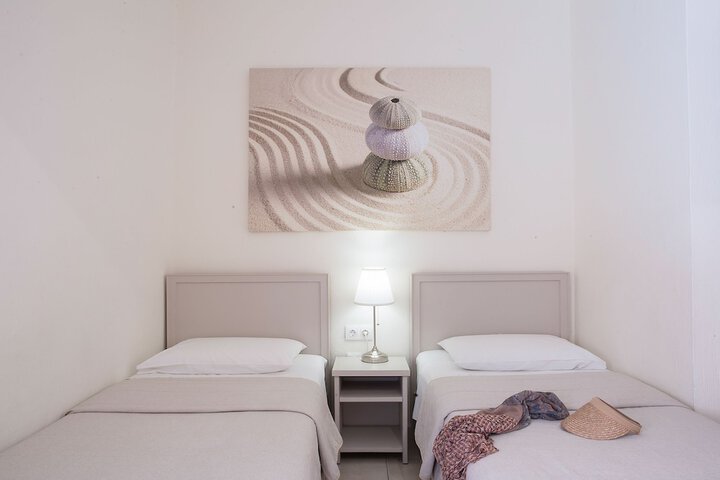 Room 5 of 93