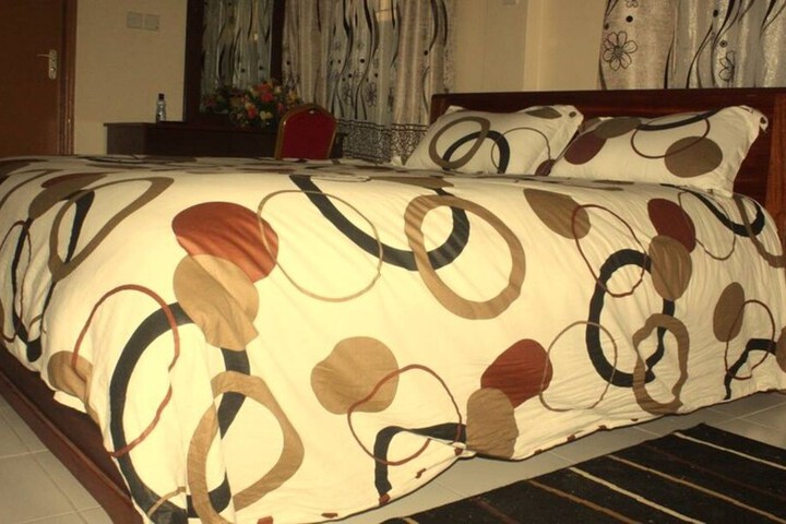 Room 4 of 6