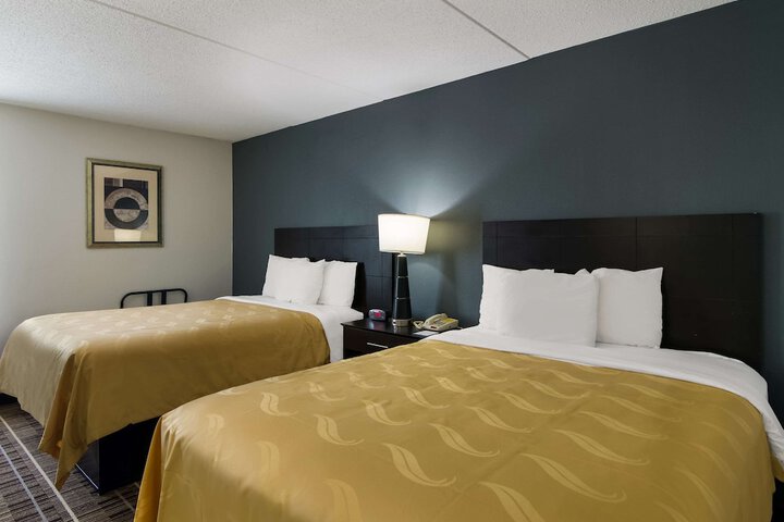 2 Queen Beds (3 of 10)