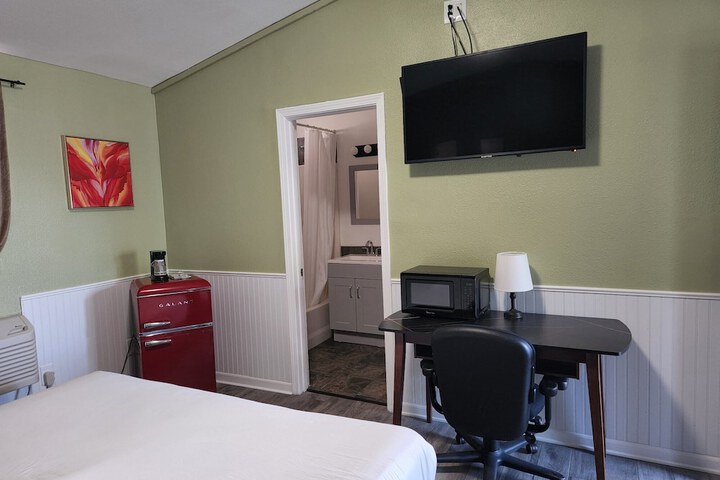 Standard King Bed Kitchenette (10 of 19)
