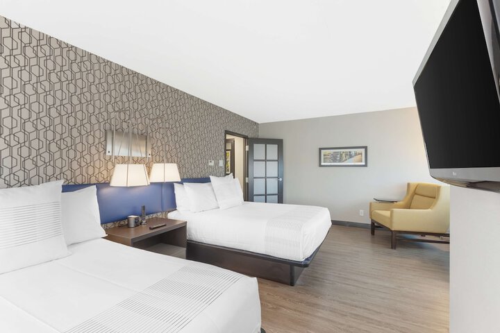 2 Queen Beds Microwave and Refrigerator Keurig Coffee Maker Walk in Shower Full Breakfast (15 of 16)