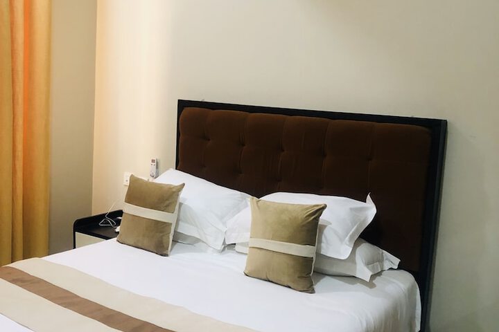 Room 4 of 15