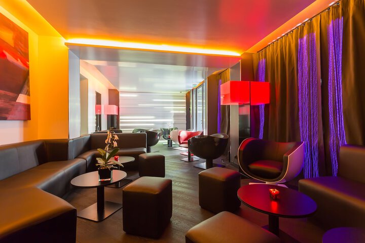 Lounge 51 of 52