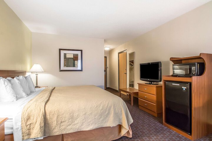 1 King Bed (4 of 6)