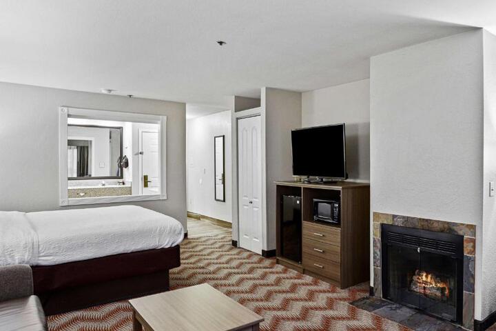 1 King Bed Pet Friendly (31 of 36)