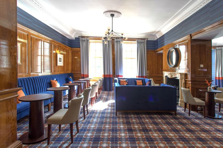 Lounge 127 of 143