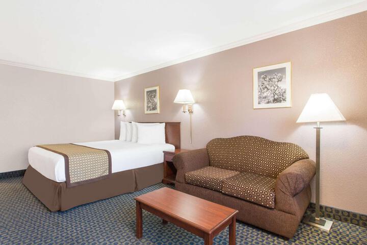 1 King Bed (6 of 9)