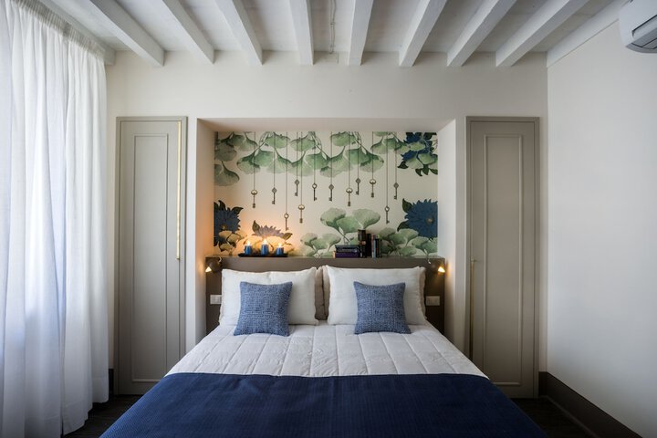 Room 10 of 29