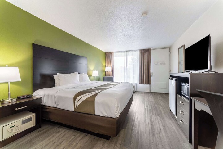 1 King Bed (6 of 23)