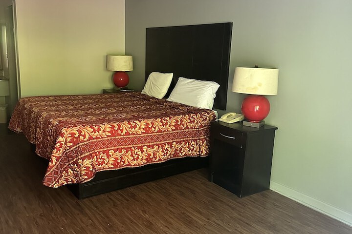 Classic King Bed (18 of 25)