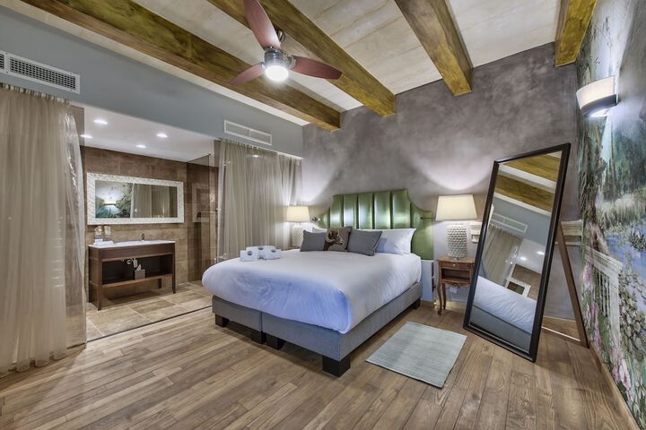 Room 8 of 70