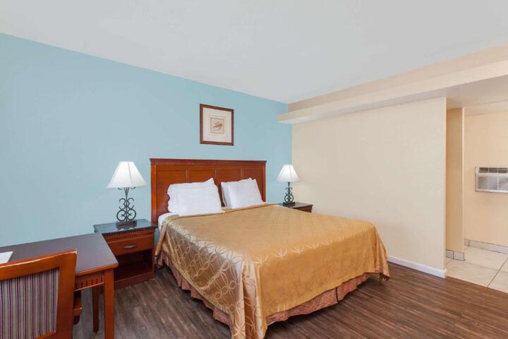 1 King Bed (7 of 12)
