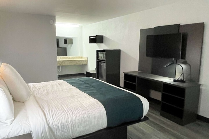 1 King Bed Micfridge (2 of 7)