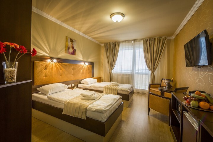 Room 8 of 83