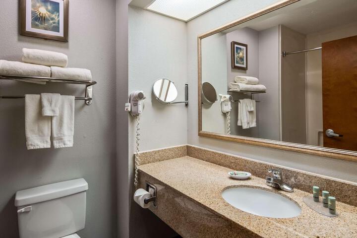 2 Queen Beds High Speed Internet Accessible Microwave, Refrigerator Work Desk Full Breakfast (4 of 4)