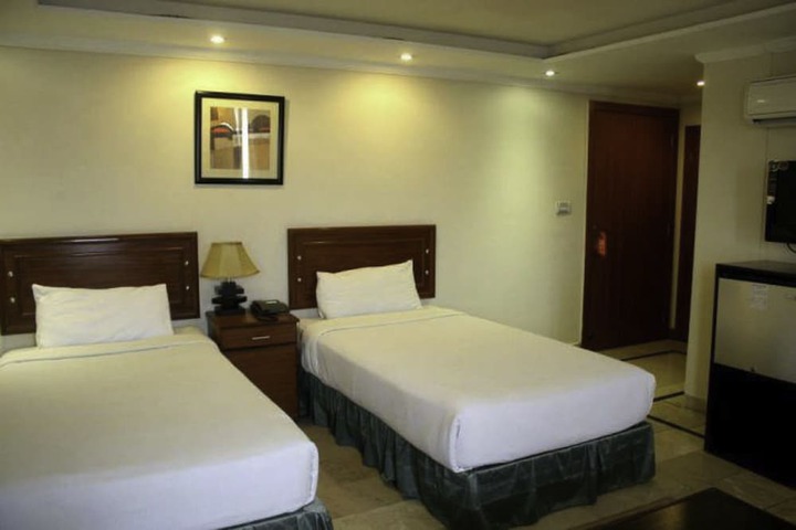 Room 5 of 28