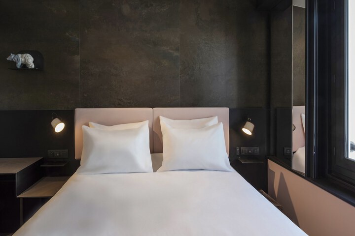 Room 13 of 102