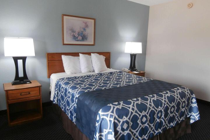 Deluxe Queen Bed (4 of 13)