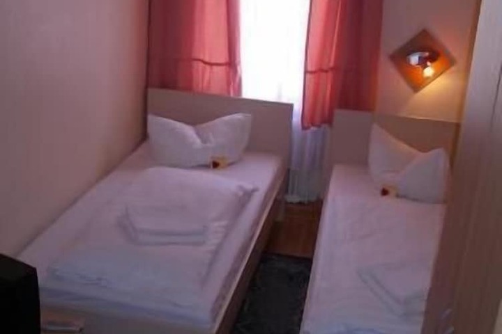 Room 7 of 33