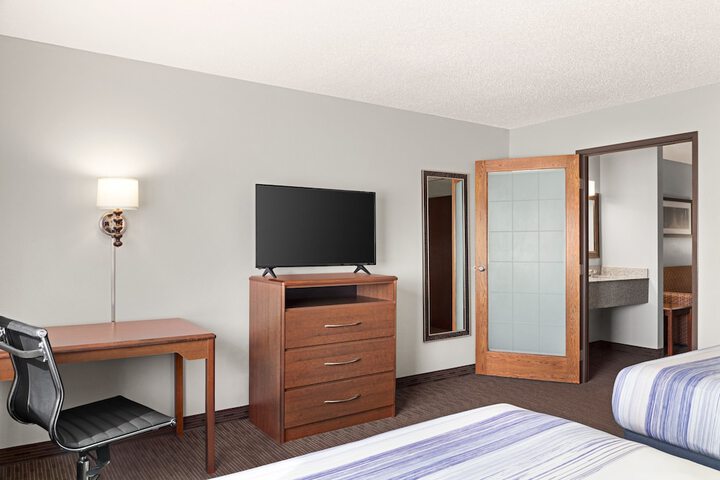 1 Queen Bed (4 of 20)