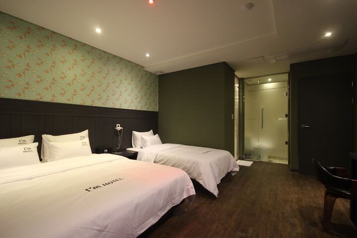 Room 9 of 48
