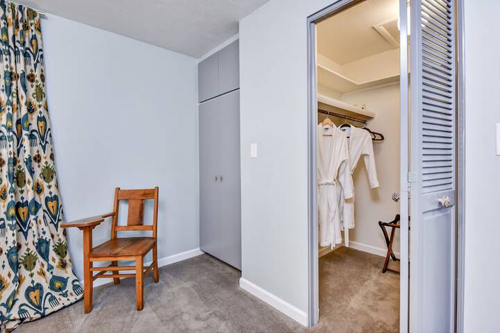 Room 2 of 10