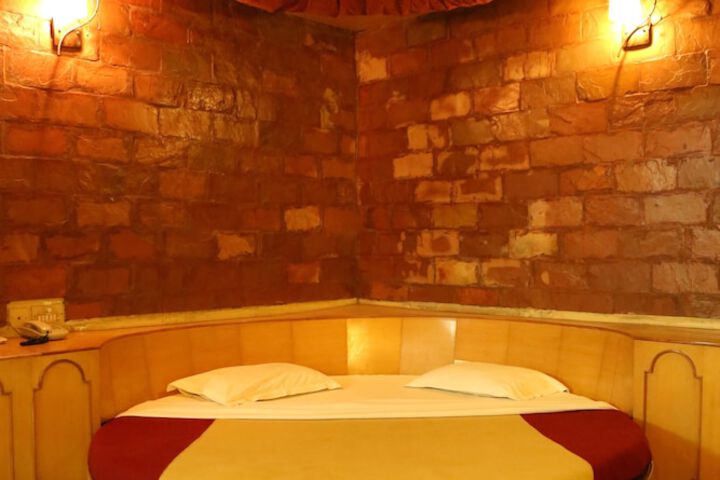 Room 16 of 28