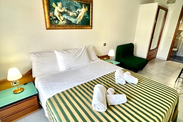 Room 7 of 32