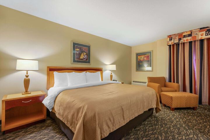 1 King Bed (2 of 21)