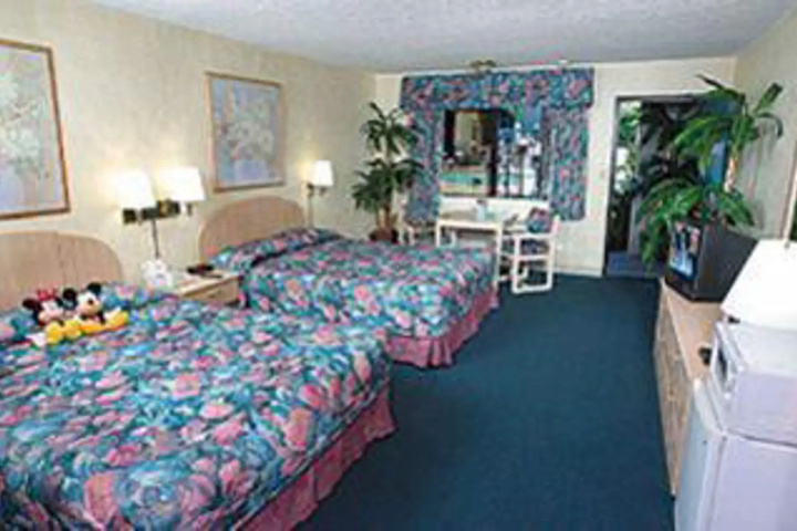 Room 4 of 9