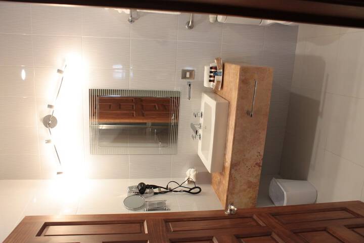 Room 7 of 80
