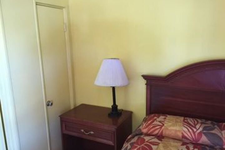Room 6 of 8