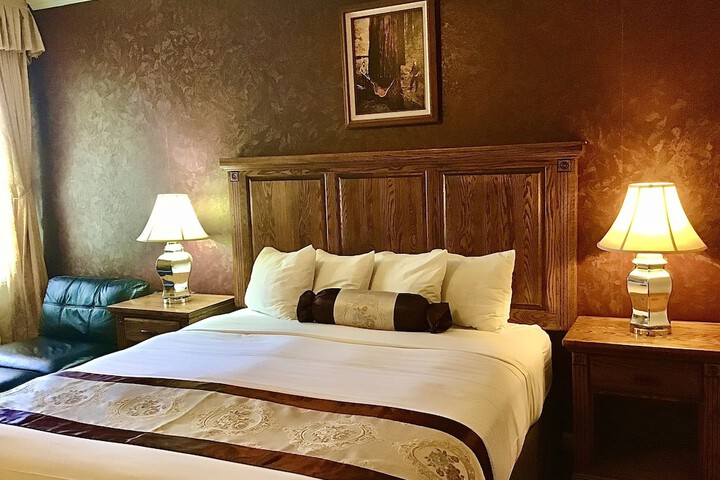 Room 27 of 76