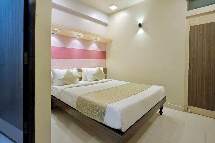 Room 8 of 9