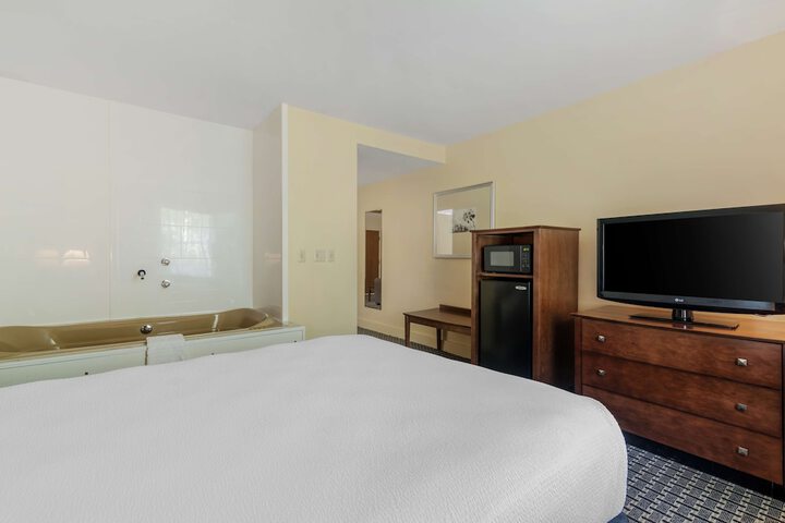 1 Queen Bed (1 of 31)