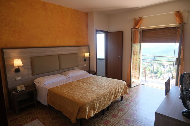 Room 11 of 28