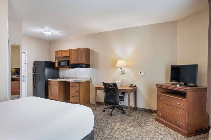 1 Queen Bed (10 of 13)