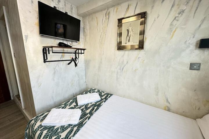 Room 28 of 234