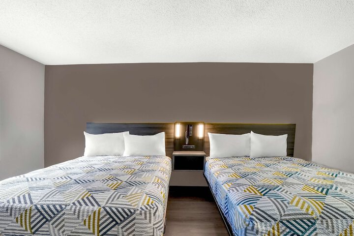 1 Queen Bed Kitchen (3 of 20)