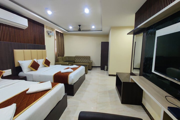 Room 6 of 28
