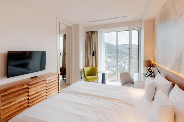 Room 10 of 38