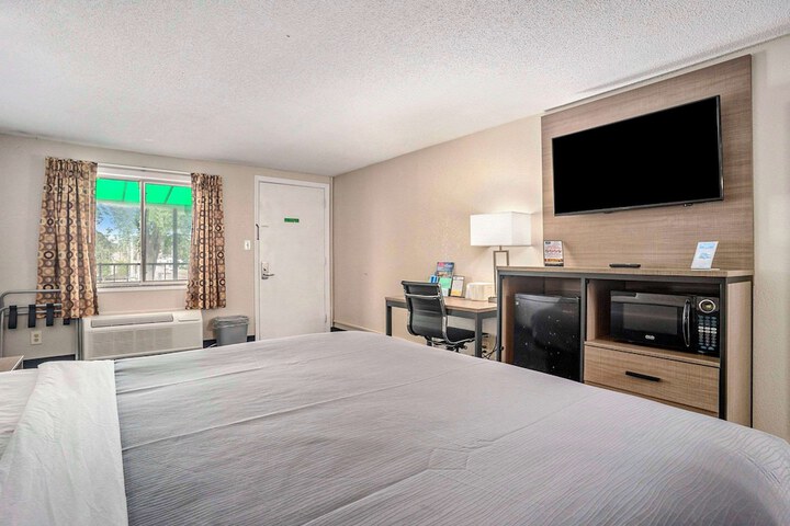 1 King Bed (5 of 19)