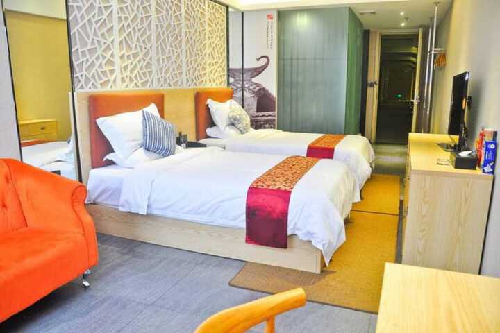 Room 6 of 14