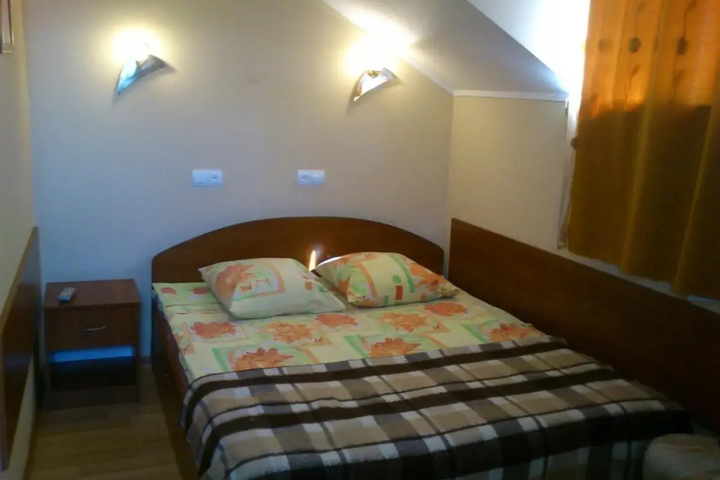 Room 6 of 8