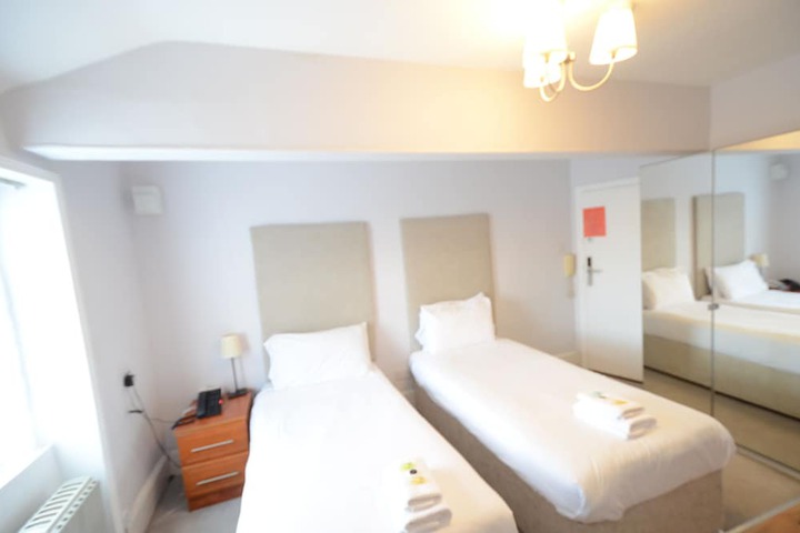 Room 222 of 371